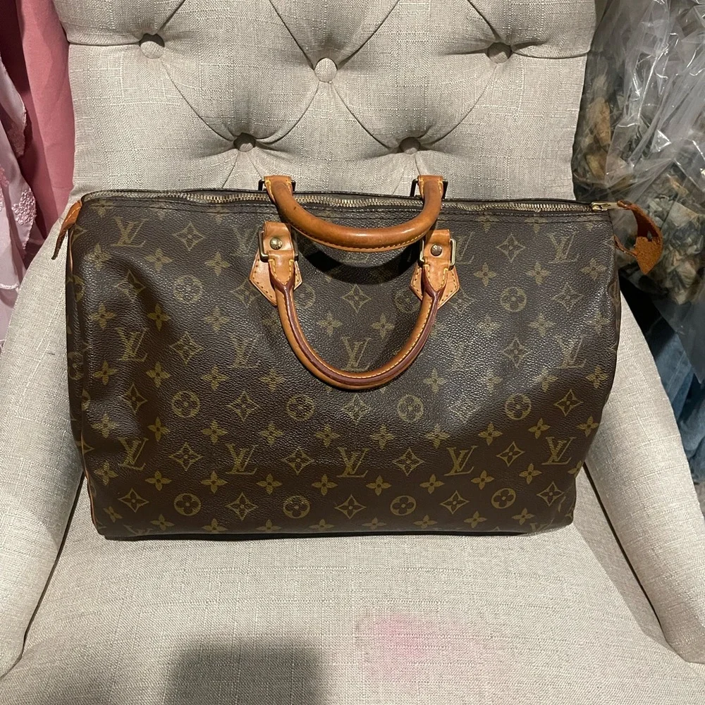 Vintage Authentic Louis Vuitton monogram canvas classic speedy 40 bag